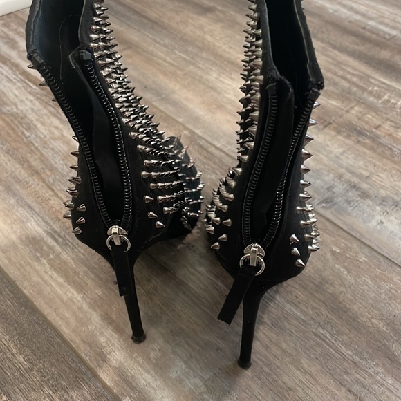 Steve Madden
Virtuous-S Spiked Embellished Stiletto Booties - Picture 4 of 7